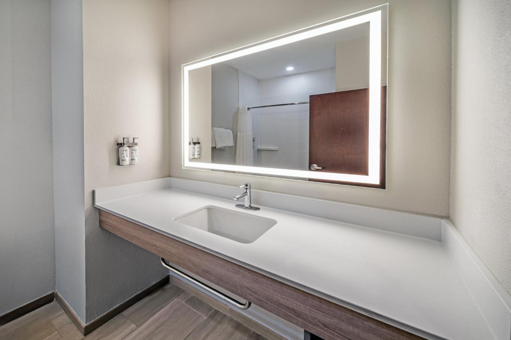 Holiday Inn Express Hotel & Suites Henderson - Traffic Star By Ihg מראה חיצוני תמונה