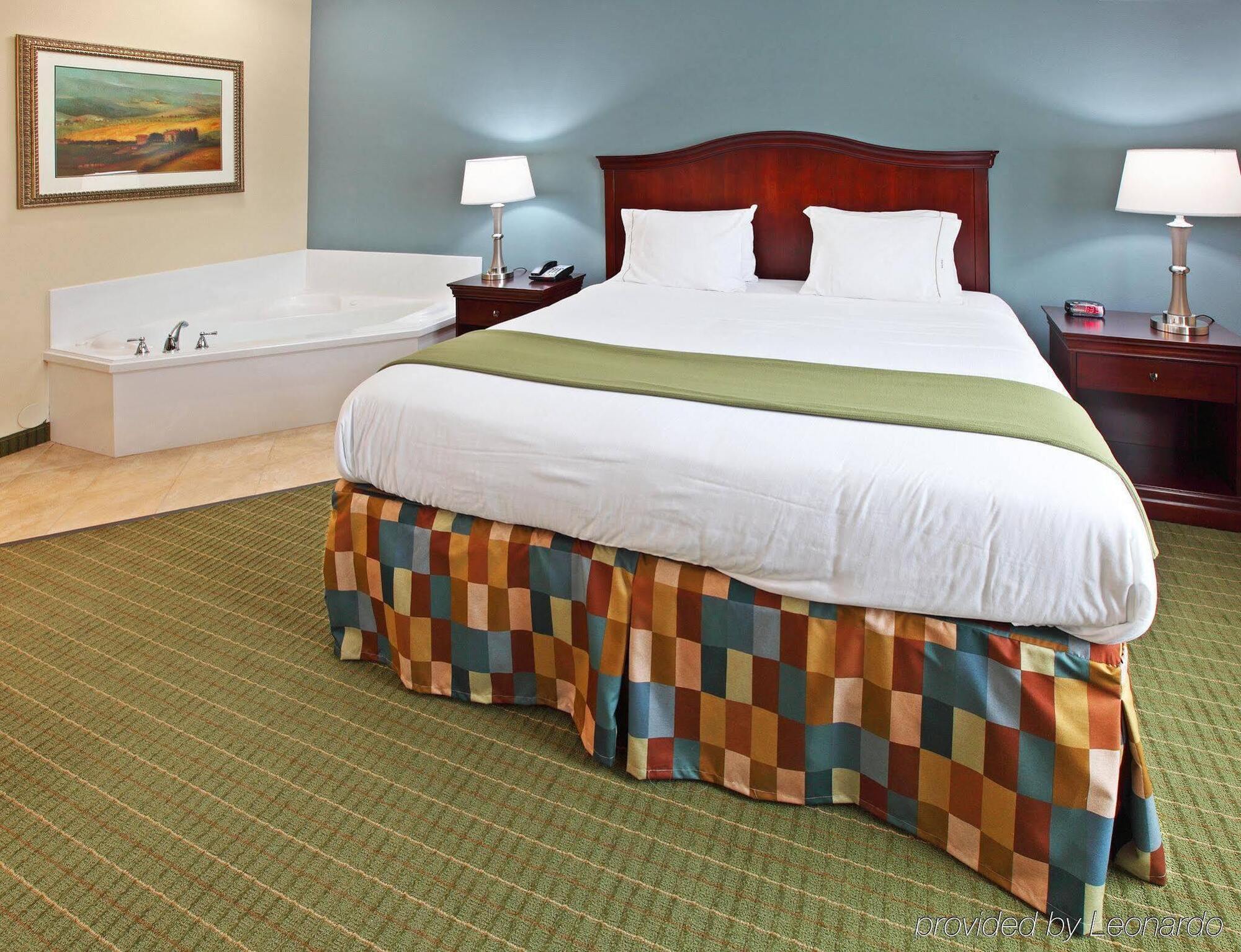 Holiday Inn Express Hotel & Suites Henderson - Traffic Star By Ihg מראה חיצוני תמונה